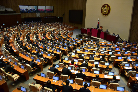 9일 국회 본회의장에서 제382회국회(정기회) 제15차 본회의가 열리고 있다.   연합뉴스